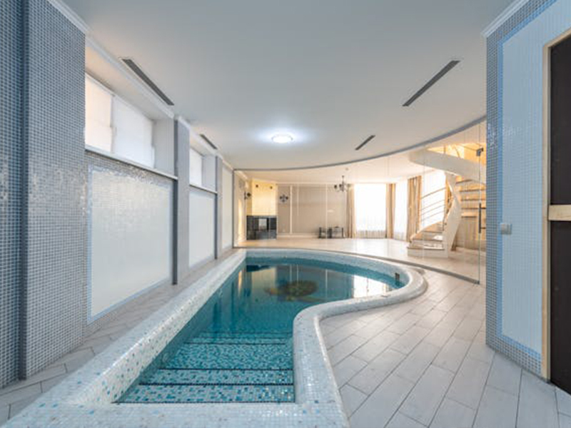 Janelas de piscina acrílicas vs de vidro: Qual é melhor para sua piscina em 2025?